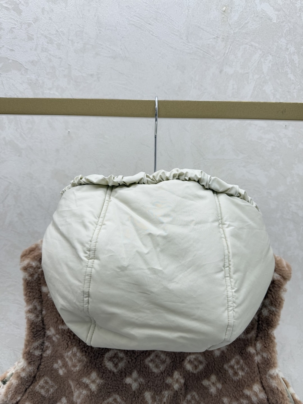 Women’s LV Monogram Sherpa Fleece Vest - Picture 4 of 10